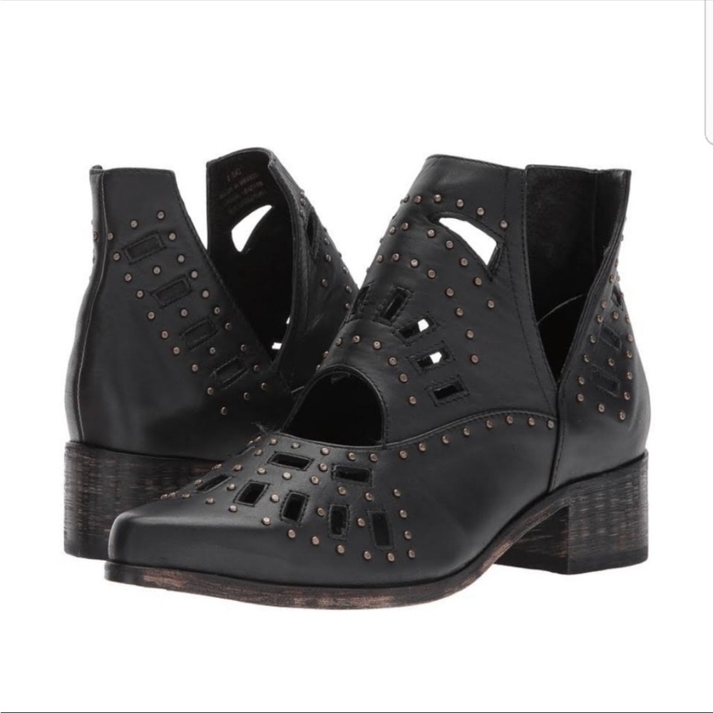 EUC Sbicca Vintage Collection cutout booties with brass details Size 8.5